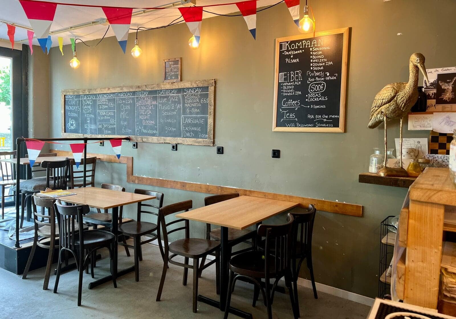 Binnen in onze bar, met houten tafels en het krijtbord