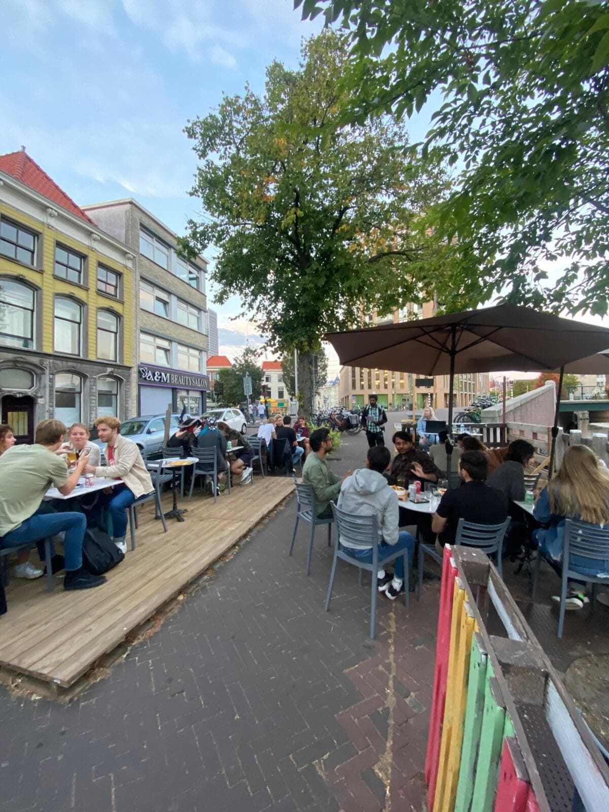 Gasten op ons terras aan de gracht op de Bierkade